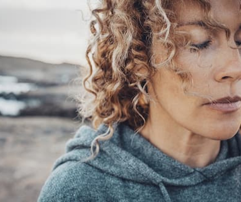 Woman suffering from symptoms of trauma. Canada Psychotherapy offers effective therapy for trauma, anxiety, depression, and more.